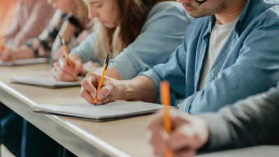 In Bayern sollen künftig fast sechs Prozent der Medizinstudienplätze an Studenten vergeben werden, die sich für eine Karriere als Landarzt verpflichten. Der Ministerpräsident freut sich, der Bayerische Hausärzteverband begrüßt den Schritt.