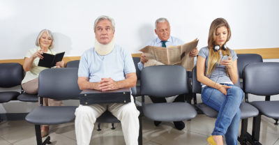 Was tun gegen volle Wartezimmer? Die Kassenärztliche Bundesvereinigung will mit Sanktionen unnötige Arztbesuche von Patienten zügeln. Hausärzteverbände halten die Maßnahmen für überflüssig. Auch die Krankenkassen reagieren mit Kritik.