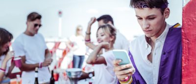 ChemSex, also Sex unter Drogen, ist bei homosexuellen Männern sehr beliebt. Mit speziellen Dating-Apps ist ein direkter und unkomplizierter Kontakt möglich. Allerdings führt dieses Verhalten nicht selten in eine doppelte Abhängigkeit – von Drogen und dem Internet.