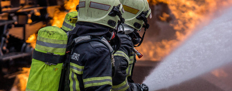 In vielen Praxen brennt es! Was hier jedoch umgangssprachlich das häufig hohe Arbeitsaufkommen in Praxen umschreibt, soll hoffentlich nie im wörtlichen Sinne als Ernstfall eintreten. Deswegen ist es wichtig, regelmäßig die betrieblichen Brandschutzmaßnahmen zu prüfen, bei Bedarf anzupassen und die Mitarbeitenden zu schulen.