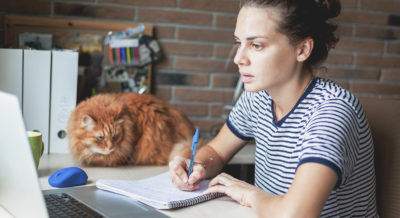 Wer im Homeoffice arbeitet, klagt öfter über Erschöpfung und Konzentrationsprobleme als Büroarbeiter mit Anwesenheitspflicht.
