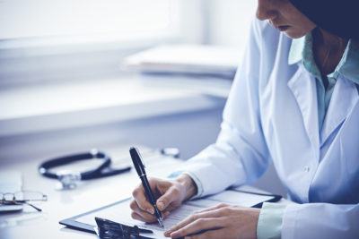 Seit Monaten betonen Deutscher Hausärzteverband, andere Ärztevertreter und einige Kassen, dass ein Totalverbot einer Verknüpfung von Diagnose und Vergütung praxisfern wäre. Mit Erfolg: Quasi in letzter Sekunde streicht die Koalition den umstrittenen Passus aus dem Fairer-Kassenwettbewerb-Gesetz (FKG).