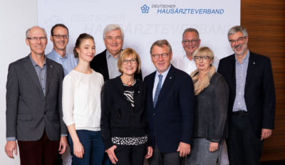 Der neue Vorstand des Deutschen Hausärzteverbands ist gewählt: Bundesvorsitzender Ulrich Weigeldt versammelt um sich ein Team, das berufspolitische Erfahrung und moderne Ideen vereint. Die inhaltliche Arbeit der neuen Spitze startet sofort – denn mit neuen Fortbildungspflichten für Hausärzte, der Verteidigung der Hausarztverträge gegen das Kollektivsystem und nicht zuletzt anhaltenden Manipulationsvorwürfen ist allerhand zu tun.