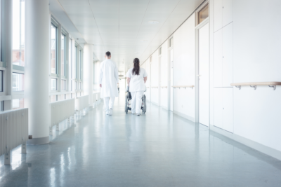 Bereits heute fällt es Kliniken schwer, die Mindestbesetzung mit Personal sicher zu stellen. Ab kommendem Jahr soll die Untergrenze erneut angehoben werden.