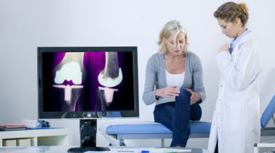 Ob der Einsatz eines künstlichen Hüft- oder Kniegelenks nachhaltig erfolgreich ist, hängt auch vom Lebensstil der Patienten ab. Gerade bei chronisch Kranken sind Hausärzte als Coach gefordert, um Komplikationen zu verhindern und Heilungsverläufe zu optimieren. "Der Hausarzt" fasst zusammen, auf was Sie achten müssen.   