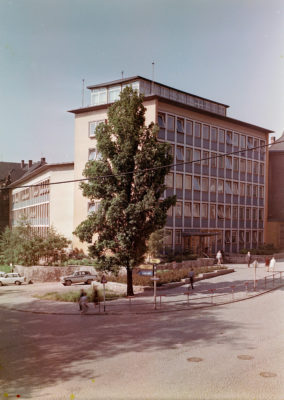 Kurz nach dem Mauerfall wurde 1990 das DDR-Gesundheitswesen umgekrempelt. Für rund 20.000 Ärzte bedeutete das eine plötzliche Niederlassungsfreiheit – oder den erzwungenen Schritt in die Praxis. Dr. Rüdiger Zitterbart, bis dahin Leiter eines Landambulatoriums, wandelt seither zwischen beiden Tätigkeitsformen – und ist bis heute geprägt vom "Aufwachsen" in der Anstellung.