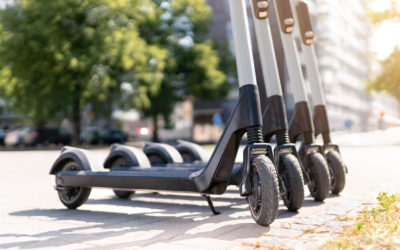 E-Tretroller gelten als Sinnbild für neue urbane Mobilität - doch das Risiko für Unfälle ist groß. Ein Experte erklärt, woran das liegt.