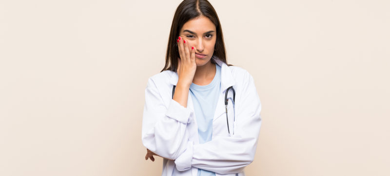 Die große Umstellung auf TI-Komponenten mit neuer Sicherheitstechnik ist nicht mal abgeschlossen - da prasseln schon die nächsten Hiobsbotschaften auf Hausärztinnen und Hausärzte ein. Mitunter müssen gerade erst neu ausgegebene Heilberufsausweise (eHBA) abermals ausgetauscht werden. Der Hausärztinnen- und Hausärzteverband übt scharfe Kritik und fordert eine Erhöhung der TI-Pauschale. Eine Schritt-für-Schritt-Anleitung, wie Praxen erkennen, ob sie (erneut) tätig werden müssen.