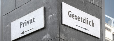 Jahr für Jahr werden sowohl die Beitragsbemessungsgrenze in der GKV als auch die Versicherungspflichtgrenze nach oben hin angepasst. Das hat Auswirkungen darauf, ob Arbeitnehmer frei zwischen Gesetzlicher Krankenversicherung (GKV) und Privater Krankenversicherung (PKV) wählen können – oder ob sie gar aus der PKV zurück in die GKV müssen. Auch angestellte Ärztinnen und Ärzte können betroffen sein. 