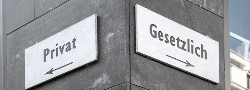 Jahr für Jahr werden sowohl die Beitragsbemessungsgrenze in der GKV als auch die Versicherungspflichtgrenze nach oben hin angepasst. Das hat Auswirkungen darauf, ob Arbeitnehmer frei zwischen Gesetzlicher Krankenversicherung (GKV) und Privater Krankenversicherung (PKV) wählen können – oder ob sie gar aus der PKV zurück in die GKV müssen. Auch angestellte Ärztinnen und Ärzte können betroffen sein. 
