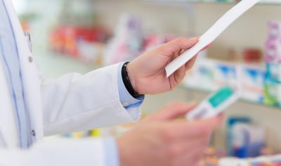 Ab 1. März gelten die Vorgaben für das neue Wiederholungsrezept. Was als Erleichterung für Praxen gedacht ist, kann sich für die Patientensicherheit und das hausärztliche Honorar aber rasch zu einem Schuss nach hinten entwickeln. Tipps für den Praxisalltag und eine Info für Ihre Patienten.