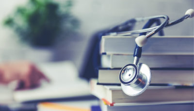 Die Landarztquote für Medizinstudenten im Saarland kommt. Ziel ist es, eine drohende medizinische Unterversorgung bestimmter Gebiete zu verhindern. Derzeit sind von 660 niedergelassenen Hausärzten rund 38 Prozent über 60 Jahre alt.