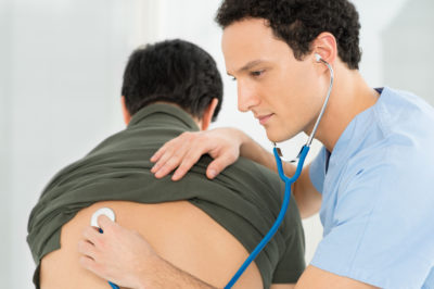 Anhaltender Husten ist nicht nur quälend, sondern beunruhigt die Patienten häufig. Wann ist Husten Symptom einer einfachen Bronchitis, wann Warnzeichen für eine ernste Erkrankung? Darüber sprach unser Autor Dr. med. Ulrich Scharmer mit Dr. med. Sabine Gehrke-Beck vom Institut für Allgemeinmedizin an der Charité in Berlin und Mitautorin der DEGAM-Leitlinie "Husten", die derzeit aktualisiert wird.