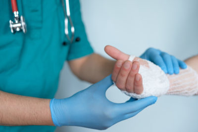 Auf der Haut aufliegend, in einer Wunde – oder gar in Nase oder Gehörgang? Kommen Patienten mit einer Fremdkörperverletzung in die Praxis, ist für die Abrechnung mitunter entscheidend, wo genau dieser sitzt.