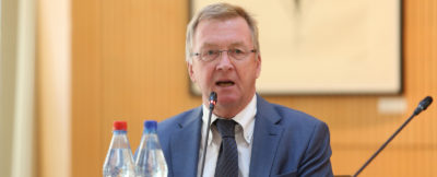 Der Pflegebevollmächtigte der Bundesregierung, Andreas Westerfellhaus, fordert pflegende Angehörige stärker zu fördern. Dazu müsse das System entschlackt und vereinfacht werden.