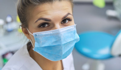 Nicht nur die Engpässe beim Schutzmaterial für medizinisches Personal sind problematisch -  laut WHO behindern auch Reisebeschränkungen und Flugstopps den Kampf gegen das Coronavirus.