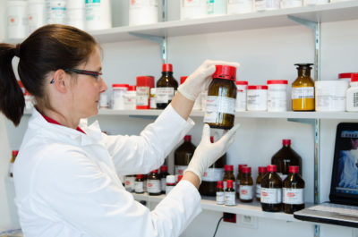 Die Bundesregierung hat auf die Desinfektionsmittel-Knappheit reagiert und eine Ausnahmeregel geschaffen: Ab sofort dürfen Apotheker selbst anmischen - nicht jedoch Ärzte.