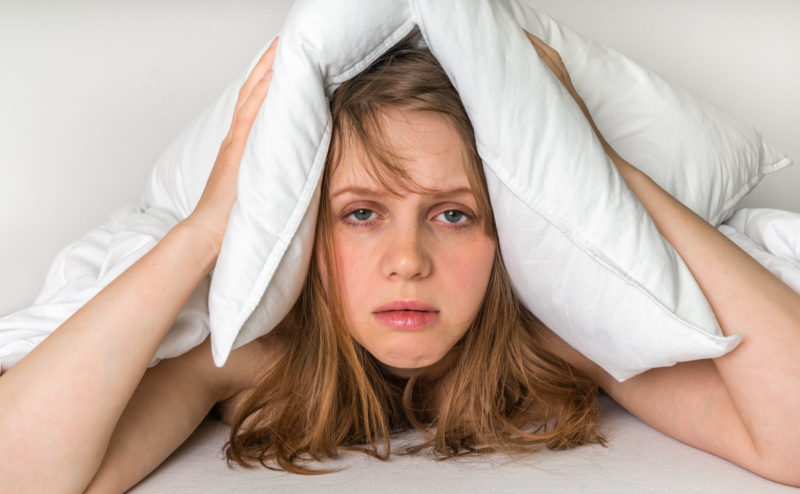 Schlaflos in Deutschland: Viele Menschen wälzen sich nachts oft im Bett herum. Expertinnen und Experten haben Vermutungen dazu, was uns den Schlaf raubt.