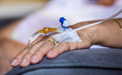Nachdem Fälle von schwerwiegenden Nebenwirkungen gemeldet wurden, warnt Frankreichs Behörde für Arzneimittelsicherheit vor möglichen Nebenwirkungen von Hydroxychloroquin oder Kaletra bei Covid-19-Erkrankten.  