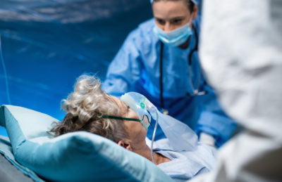 Was tun, wenn zu wenig Beatmungsplätze da sind? Medizinische Fachgesellschaften und der Deutsche Ethikrat haben Empfehlungen für den Umgang mit Notsituationen gegeben.
