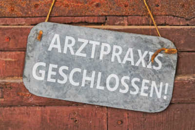 Arztpraxen und Kliniken sollen auf Einnahmeausfällen, die die Corona-Pandemie bringt, nicht sitzen bleiben müssen. Das Bundeskabinett hat nun ein beispielloses Hilfspaket geschnürt - das auch Milliarden fürs Gesundheitswesen vorsieht.