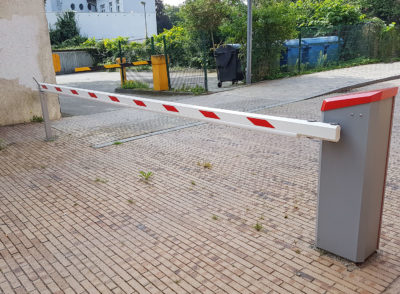 In immer mehr Regionen drohen Ausgangssperren. Ist das Homeoffice keine Option, bleiben Hin- und Rückfahrt zur Arbeit jedoch erlaubt - mit einer entsprechenden Bescheinigung des Arbeitgebers. PLUS: Musterformulierung für Hausarztpraxen. 