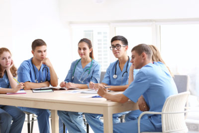 Noch wird der Umgang mit Fehlern in Studium und Ausbildung vernachlässigt. Dabei würde es sich auch für Praxen lohnen, darüber früh mit Auszubildenden zu sprechen, zeigt ein neues Wahlfach an der Uni Frankfurt.