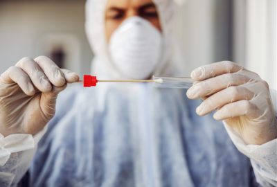 Spahn plant, die Zahl der Corona-Tests deutlich zu steigern. Die Krankenkassen widersetzen sich Plänen, wonach sie auch die Kosten für symptomunabhängige Tests übernehmen sollen.