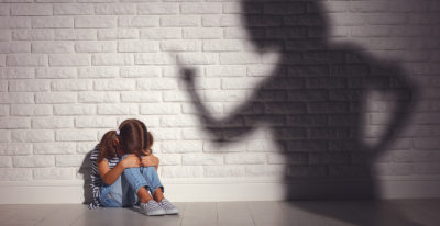 Eingesperrt in den eigenen vier Wänden zu sein ist für Familien mit Kindern nicht einfach. "Der Hausarzt" stellt eine kleine Hilfe für beratendes Praxispersonal bereit.