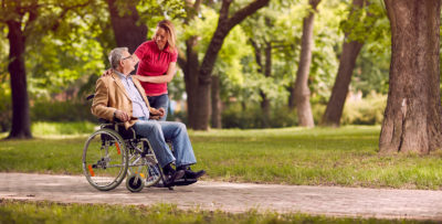 Patienten, die einen Kurzzeit- oder Dauerpflegeplatz benötigen, können mithilfe der "Heimfinder NRW"-App nach freien Plätzen in Nordrhein-Westfalen suchen. 