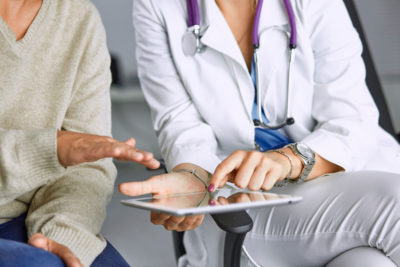 Beim Shared Decision Making finden Arzt und Patient im Dialog die passende Therapie. Eine dabei unterstützende Software von arriba steht Teilnehmern der Hausarztzentrierten Versorgung (HZV) ab sofort kostenfrei zur Verfügung. Plus: Dank neuer Leistungen im TK-Vertrag wird ihr Einsatz sogar zusätzlich vergütet.