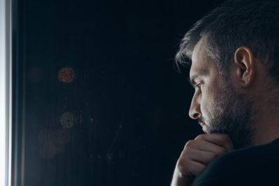 Hilfe, die sich Betroffene untereinander geben, ist wirksamer bei der Suchttherapie als andere Behandlungsmethoden, zeigt eine neue Cochrane-Review