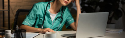 Rund ein Drittel der deutschen Ärzte arbeitet mehr als 48 Stunden pro Woche. Dennoch liegt die mittlere Arbeitszeit in allen Gesundheitsberufen auf einem ähnlichen Niveau.