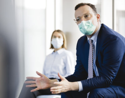 Als zentraler Akteur in der Pandemie ist nun auch der Gesundheitsminister selbst an Covid-19 erkrankt. Unterdessen läuft die Diskussion um schärfere Regeln im Kampf gegen das Virus. Die Ärzte plädieren dabei für einen ruhigeren Tonfall, um die Zeit bis zur flächendeckenden Impfung gut zu überstehen. 
