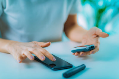 Eine App zur Unterstützung der Diabetes-Therapie ist für einige Patienten eine Belastung, für andere interessant. Einen gesundheitlichen Nutzen für die Therapie hat sie nicht.