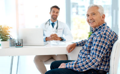 Wegen knapper Ressourcen ist plötzlich der Patientenwille in den Fokus der Corona-Diskussion getreten. Doch dadurch gerät Vorausplanung ins falsche Licht. "Vorausplanung ist nicht Triage", betont Allgemeinmediziner Prof. Jürgen in der Schmitten. Er verrät, wie Hausärzte Dokumente zur Notfallplanung richtig anwenden.