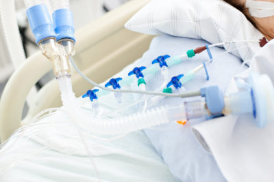In deutschen Kliniken werden vergleichsweise viele Menschen beatmet, gleichzeitig ist die Krankenhaussterblichkeit dieser Patientinnen und Patienten sehr hoch. Warum ist das so - und lässt sich daran etwas ändern?