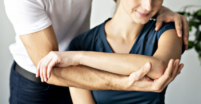 Bewegungstherapie hilft besser als medikamentöse Behandlung zur Therapie einer Arthrose.