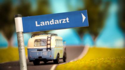 Die Bevölkerung schrumpft und wird älter. Gleichzeitig fehlen Mediziner vor allem auf dem Land. Die kleine Stadt Osterburg in der Altmark nahe der Landesgrenze zu Brandenburg stemmt sich auch mit unkonventionellen Lösungen gegen die Entwicklung.