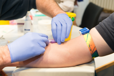Immer mehr Patienten fragen ihre Hausärzte nach Corona-Antikörpertests. Der Deutsche Hausärzteverband betont, wie wichtig die kompetente Aufklärung der Patienten ist – aus mehreren Gründen.