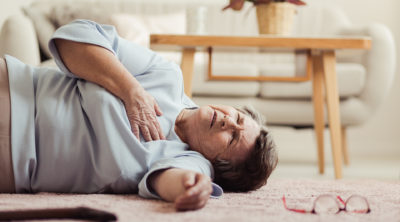 Ob in der Praxis oder zuhause, meist gelingt es bereits mit einfachen Maßnahmen, das Sturzrisiko für Patienten zu senken. Qualitätsmanagement unterstützt Praxen, die Gefährdeten zu identifizieren und für sie wichtige Weichen zu stellen.