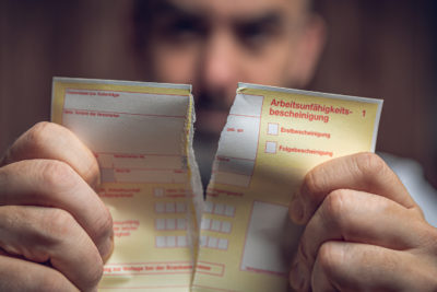 Zum Jahreswechsel steigen auch die Arbeitgeber bei der elektronischen Krankschreibung ein. Das könnte Probleme für Praxen geben, munkeln Ärztevertreter.
