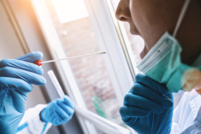 Die neuen Regeln bei Corona-Schnelltests führen zu Unmut in Hausarztpraxen: Denn während die KVen jetzt aus dem Schneider sind, haben Ärzte weiter das Nachsehen, kritisiert der Deutsche Hausärzteverband. Was die "Bürgertest-Bürokratie" in der Praxis bedeutet - von nötigen Nachweisen bis zu neuen Musterformularen.