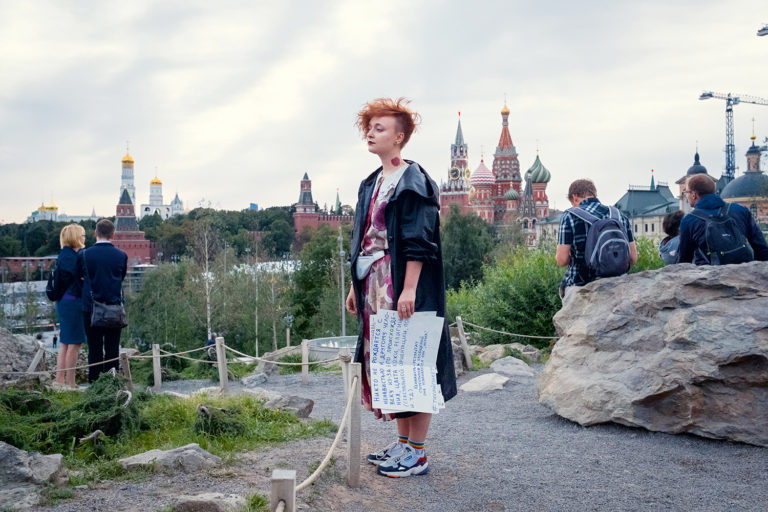 Feministin Daria Serenko protestiert in Moskau
