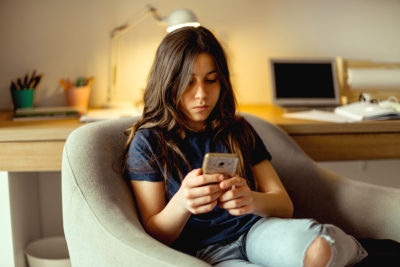 Die DAK-Gesundheit will eine krankhafte Mediennutzung bei Jugendlichen verstärkt adressieren – und untermauert das mit ersten Zahlen aus einer neuen Längsschnittstudie des UKE Hamburg. Ein Pilotprojekt startet vorerst jedoch ohne Hausärztinnen und Hausärzte.