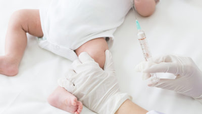 Ab sofort können Praxen auch die Corona-Vakzine von Biontech/Pfizer für Säuglinge und Kleinkinder bestellen. Wegen der Feiertage kommende Woche gelten teils geänderte Bestell- und Lieferfristen.