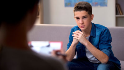 Die EU-Kommission hat den Impfstoff von Pfizer/Biontech auch für 12- bis 15-Jährige zugelassen. Hausarztpraxen sollen schon ab nächster Woche ein Impfangebot machen. Eine Gesetzesänderung sichert sie zwar haftungsrechtlich ab - doch STIKO-Empfehlung und Impfstoffdosen fehlen noch.