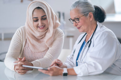 Die medizinische Versorgung von Migranten ist oft herausfordernd. Gerade bei der Behandlung von Diabetespatienten sollten Ärzte einige Besonderheiten bedenken.