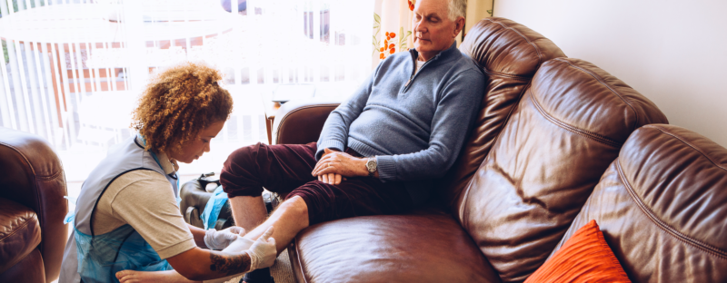 Ein neues Gesetz soll die Pflege attraktiver machen – indem Pflegefachkräfte künftig eigenverantwortlicher agieren dürfen, etwa bei der Versorgung von Diabetikern oder beim Wundmanagement. Bis diese Woche hatten die Verbände Zeit, Stellung zum Entwurf zu nehmen. Auch die Hausärztinnen und Hausärzte nutzten die Gelegenheit.