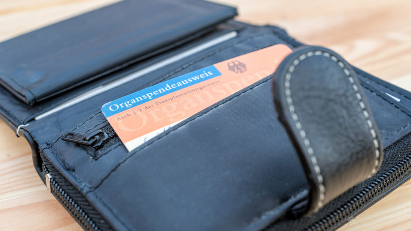 Im Jahr 2025 haben zwar etwas mehr Menschen Organe gespendet als im Vorjahr, die Zahl reicht aber nicht aus: Mehr als 8000 Menschen stehen weiter auf der Warteliste. Die Deutsche Stiftung Organtransplantation ruft dazu auf, sich zu Lebzeiten mit der Frage zu beschäftigen, ob man Organe spenden will oder nicht - sonst würden Angehörige mit der Frage konfrontiert.